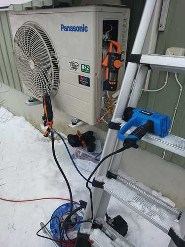 Panasonic luftvärmepump under service med verktyg och kablar anslutna vintertid