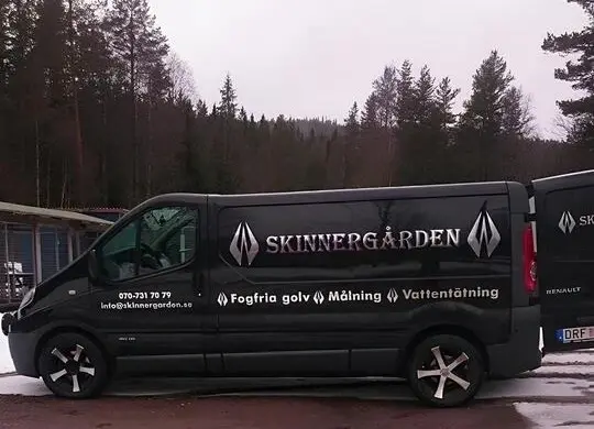 Skinnergårdens servicebil på väg till ett golvjobb i Dalarna