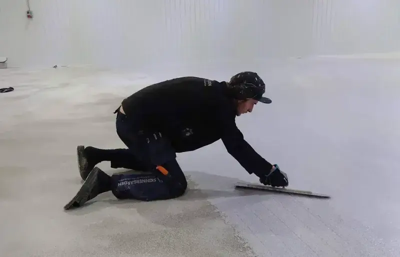 Golvläggare från Borlänge i arbete