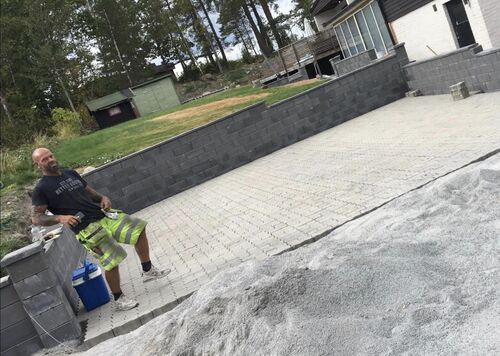 Företagsbild på PE Mark & Anläggning AB – En markarbetare i Södermanlands län