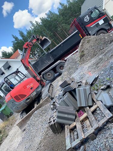 Företagsbild på PE Mark & Anläggning AB – Ett dräneringsföretag i Strängnäs 2024