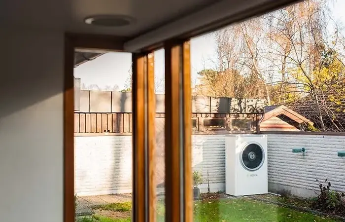 bergvärmepump på baksidan av huset