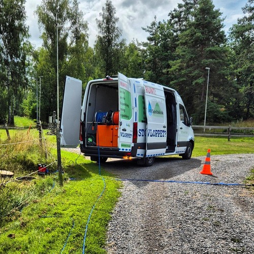 AR Spolteknik servicefordon med öppet lastutrymme och varningskoner utplacerade