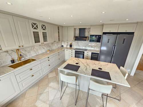 köksrenovering, vitt kök i gammal stil med köksö