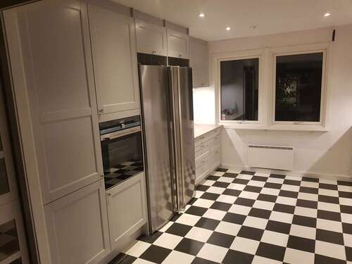 bild på nyrenoverat kök med schackrutigt golv