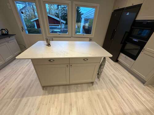 modern och snygg köksö hos privatkund i stockholm