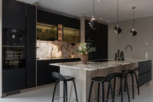 Designritat kök med bänkskiva i granit