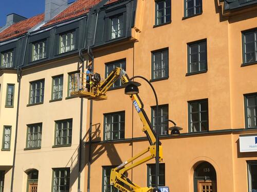 svart plåttak på brf i stockholm