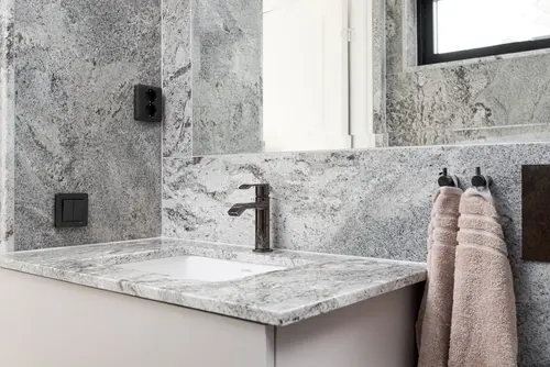 Badrum, helskiva i granit, Taupe White 20mm polerad