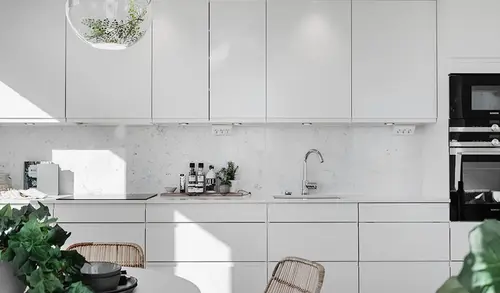 Bänkskiva och stänkskydd i Kvartskomposit, Salerno White 20mm polerad