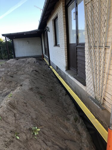 Förberedande markarbete i Halland för dränering längs villa med installerad fuktspärr