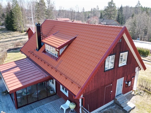 Rött hus med sadeltak 