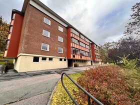 Flerbostadshus i rött tegel med nya fönster