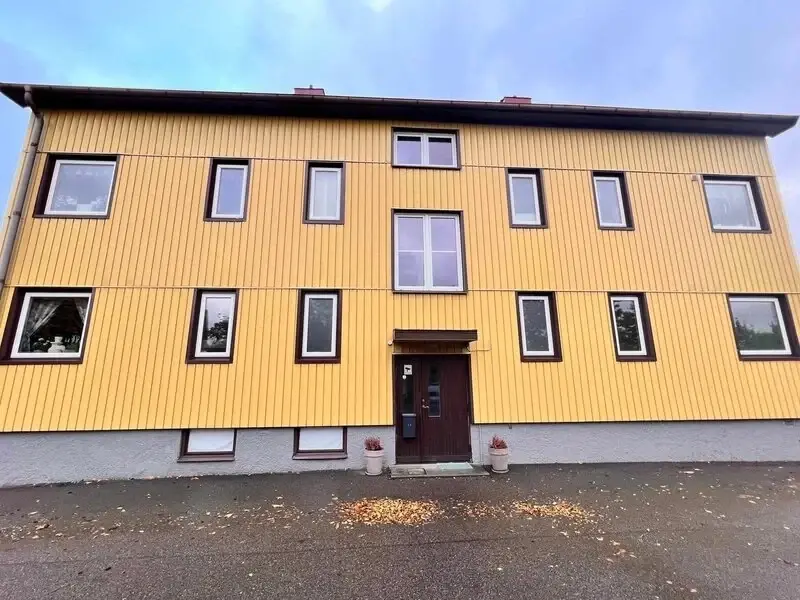 Flerbostadshus i rött tegel med nybytta fönster