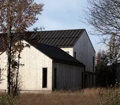 Modernt hus med stående svart plåttak – taklösning från Takgruppen Sverige AB.