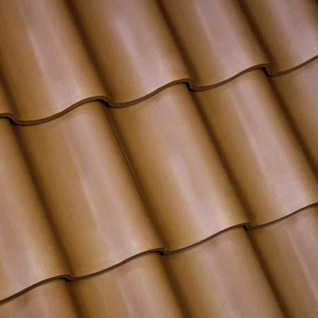 Närbild på ljusgul betongpanna – ett av flera takmaterial som Takgruppen Sverige AB erbjuder.