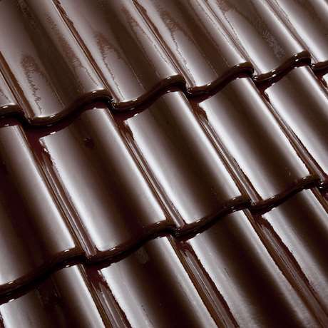 Närbild på bruna betongpannor med glansig yta – takmaterial från Takgruppen Sverige AB.