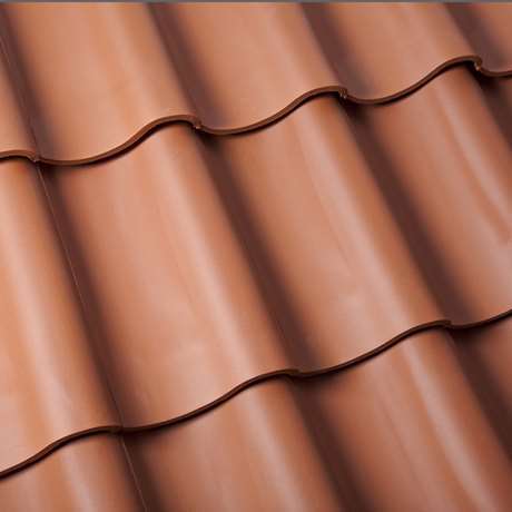  Närbild på röd plåtpanna – exempel på takmaterial som används av Takgruppen Sverige AB.