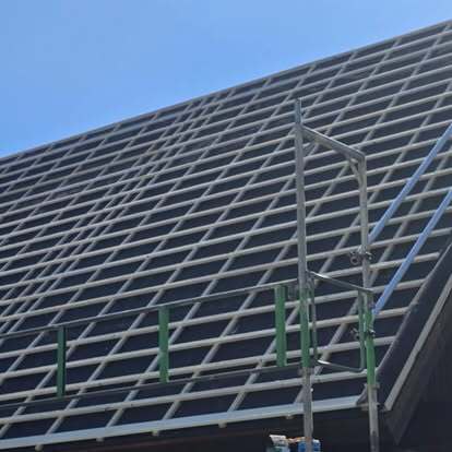 Stort tak med monterad läktstruktur inför pannläggning – förberedande arbete av Takgruppen Sverige AB.