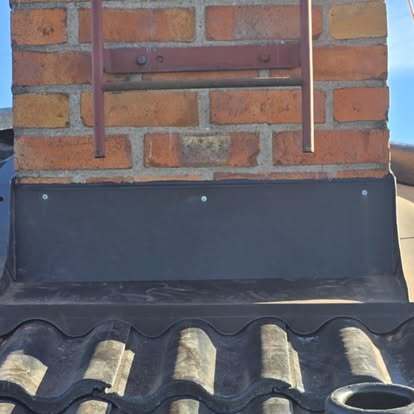 Närbild på korrekt monterad plåttätning kring skorsten – utfört av Takgruppen Sverige AB.