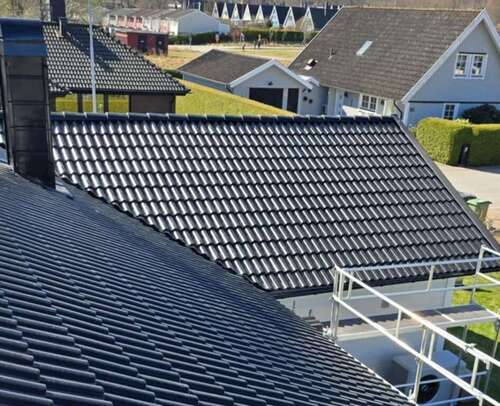 Nytt svart tak i villaområde – takläggning utförd av Takgruppen Sverige AB.