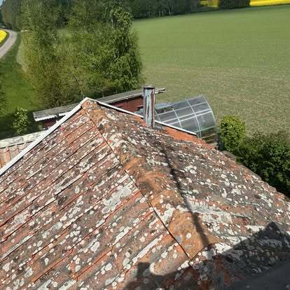 Slitet och mossigt tak i behov av renovering – typ av tak som Takgruppen Sverige AB ofta byter ut.