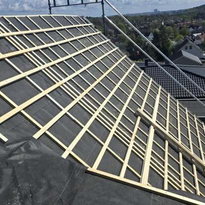 Monterad läkt och underlagspapp inför takläggning – förarbete av Takgruppen Sverige AB.