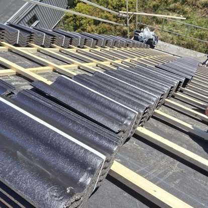 Montering av svarta betongpannor på villatak – takarbete av Takgruppen Sverige AB.