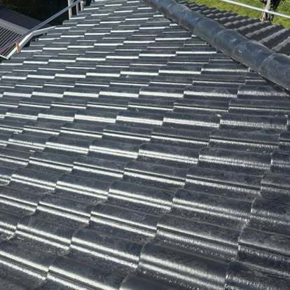 Svart tak med blanka betongpannor – nylagt av Takgruppen Sverige AB med fokus på kvalitet.