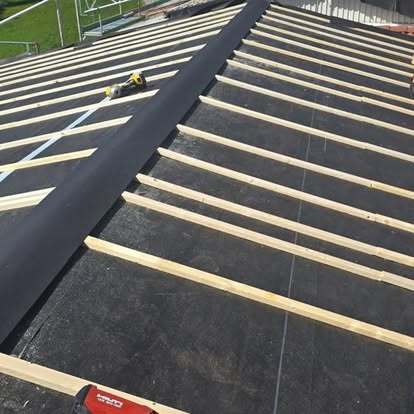 Underarbete med underlagspapp och läkt inför takläggning – utfört av Takgruppen Sverige AB.