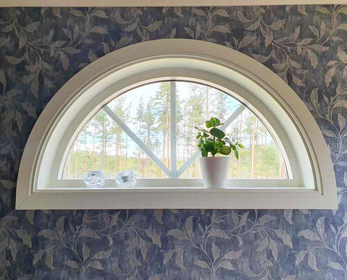 Bild på runt fönster med blomma