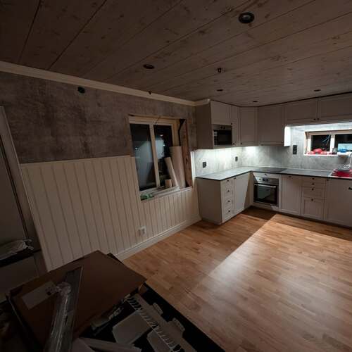 Nyrenoverat kök med belysning