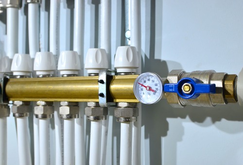 Mätare av vattenrör installerade på vägg