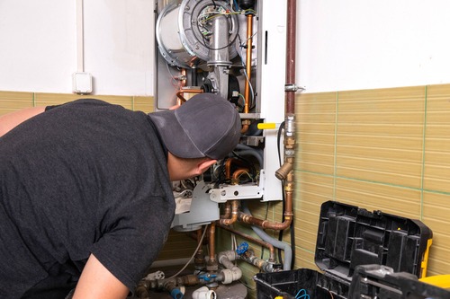 VVS-tekniker från LA Rörsystem AB i Sandviken servar värmepump – trygg service och installation av värmesystem