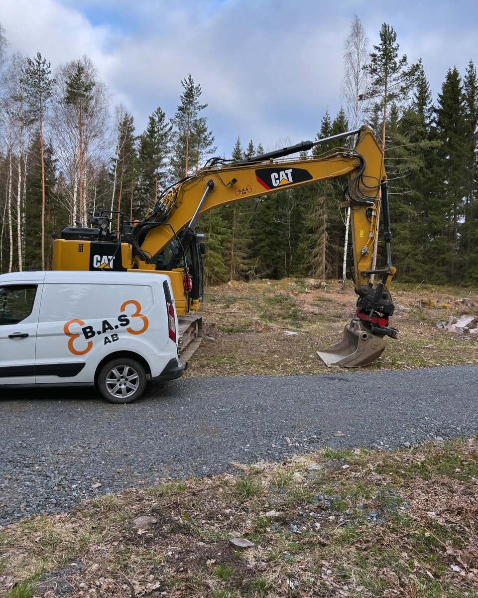 3BAS AB:s servicebil och grävmaskin på plats – markarbete vid skogstomt i Norrtälje