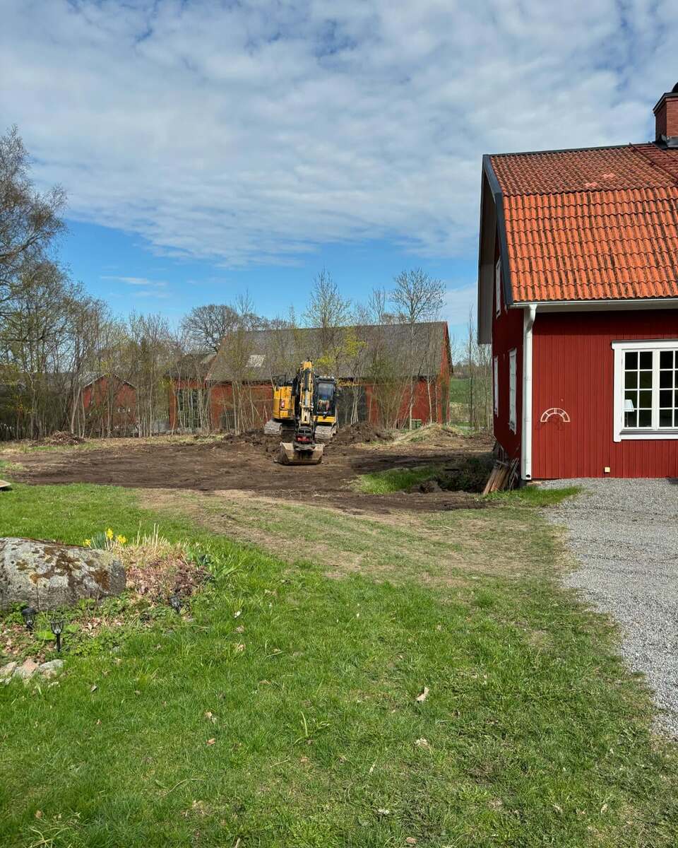 Markarbete med grävmaskin vid lantlig fastighet – schaktning och grundförberedelse i Roslagen