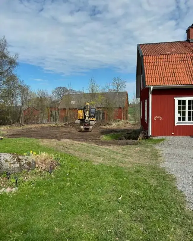 fint rött hus där det förbereds utbyggnad