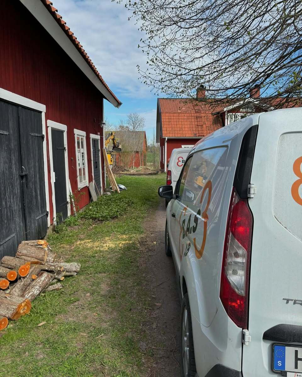 3BAS AB:s servicebil parkerad vid röd stuga – besök för markarbete i Roslagen