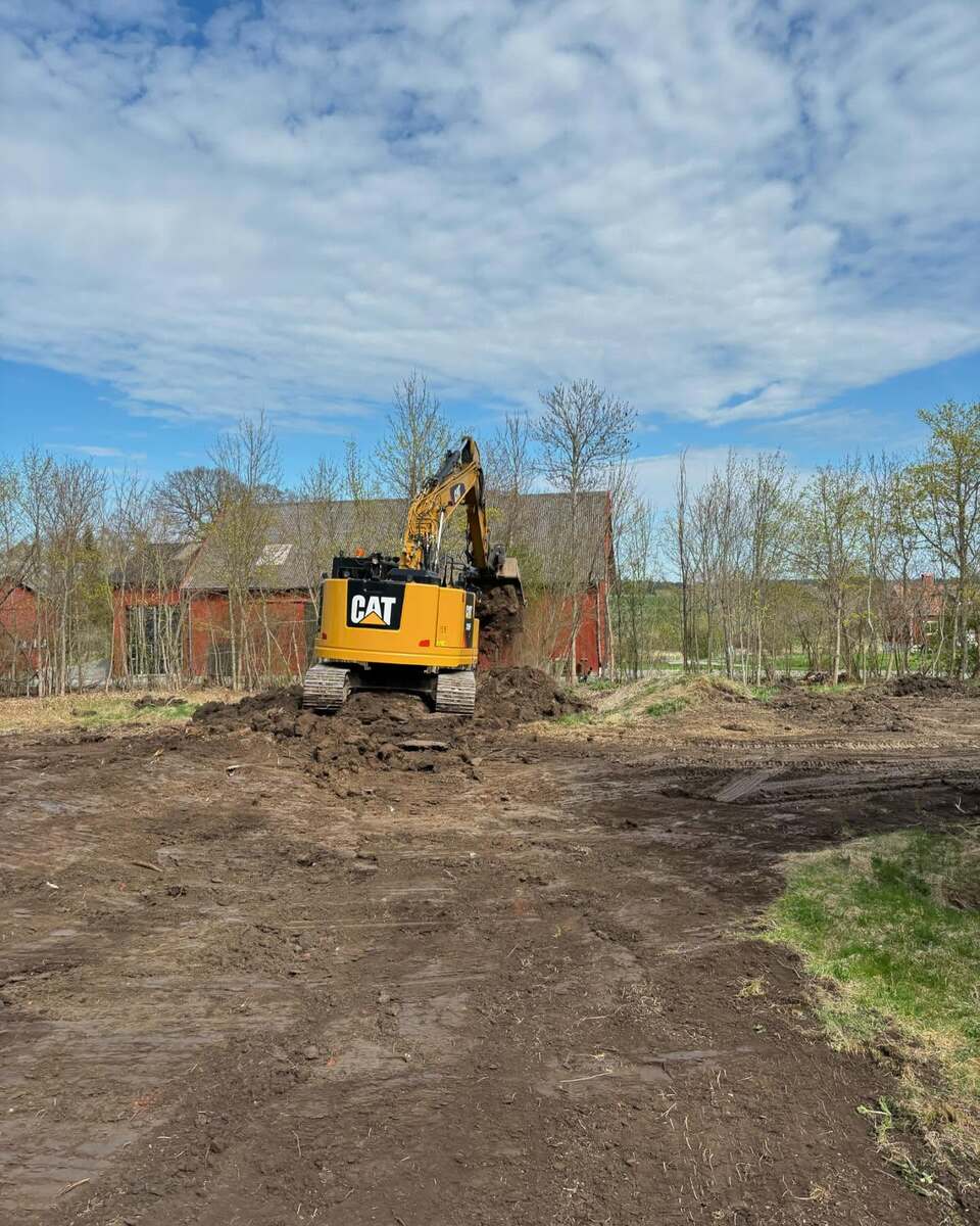Schaktning med grävmaskin från 3BAS AB vid lantligt gårdsområde – markarbete på landsbygden