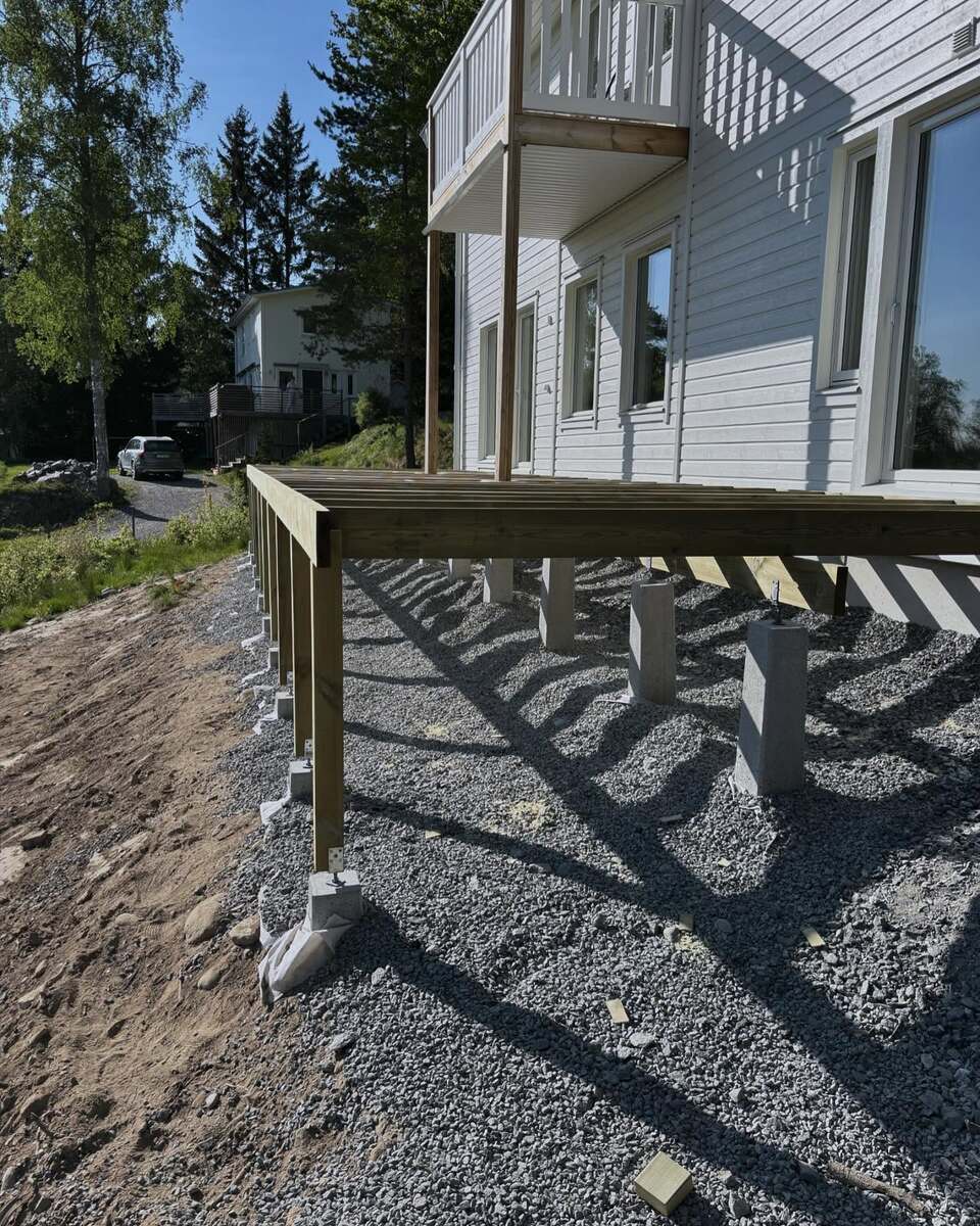 Altanstomme monterad på plintar – grundarbete för altanbyggnation i Norrtälje