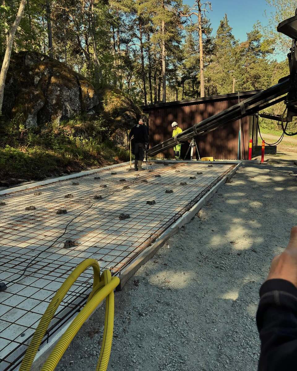 Armeringsarbete inför betonggjutning av grund – husprojekt i Stockholm med 3BAS AB