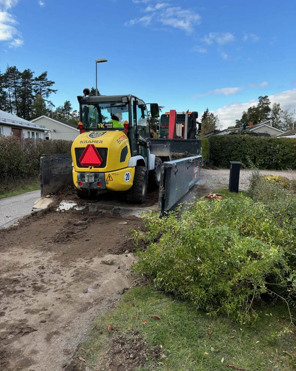 Väghyvel och markarbeten vid villaområde – grundarbete för ny infart i Vallentuna