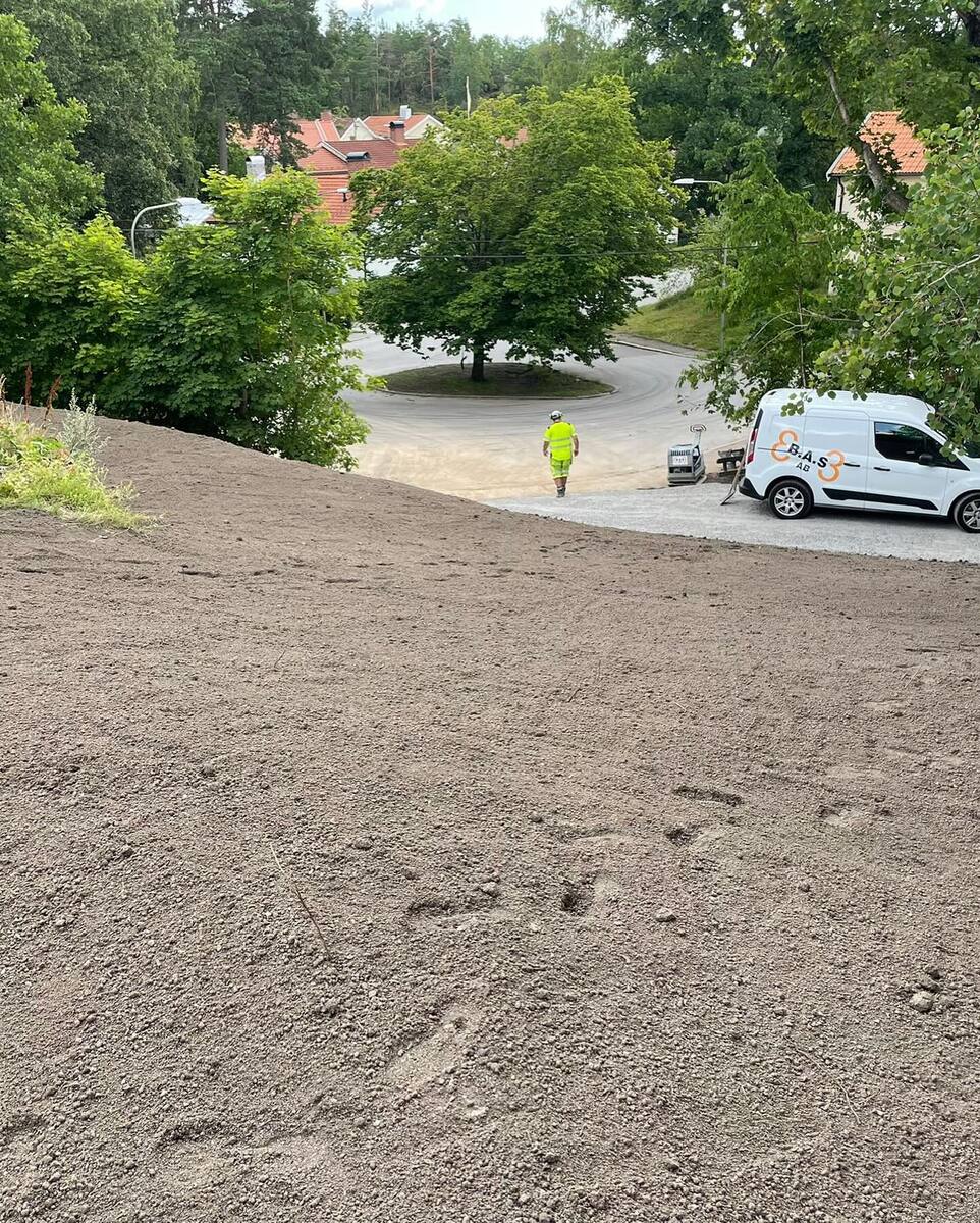 Nyplanerad sluttning med utjämnad jord – finplanering inför gräsmatta i Uppsala