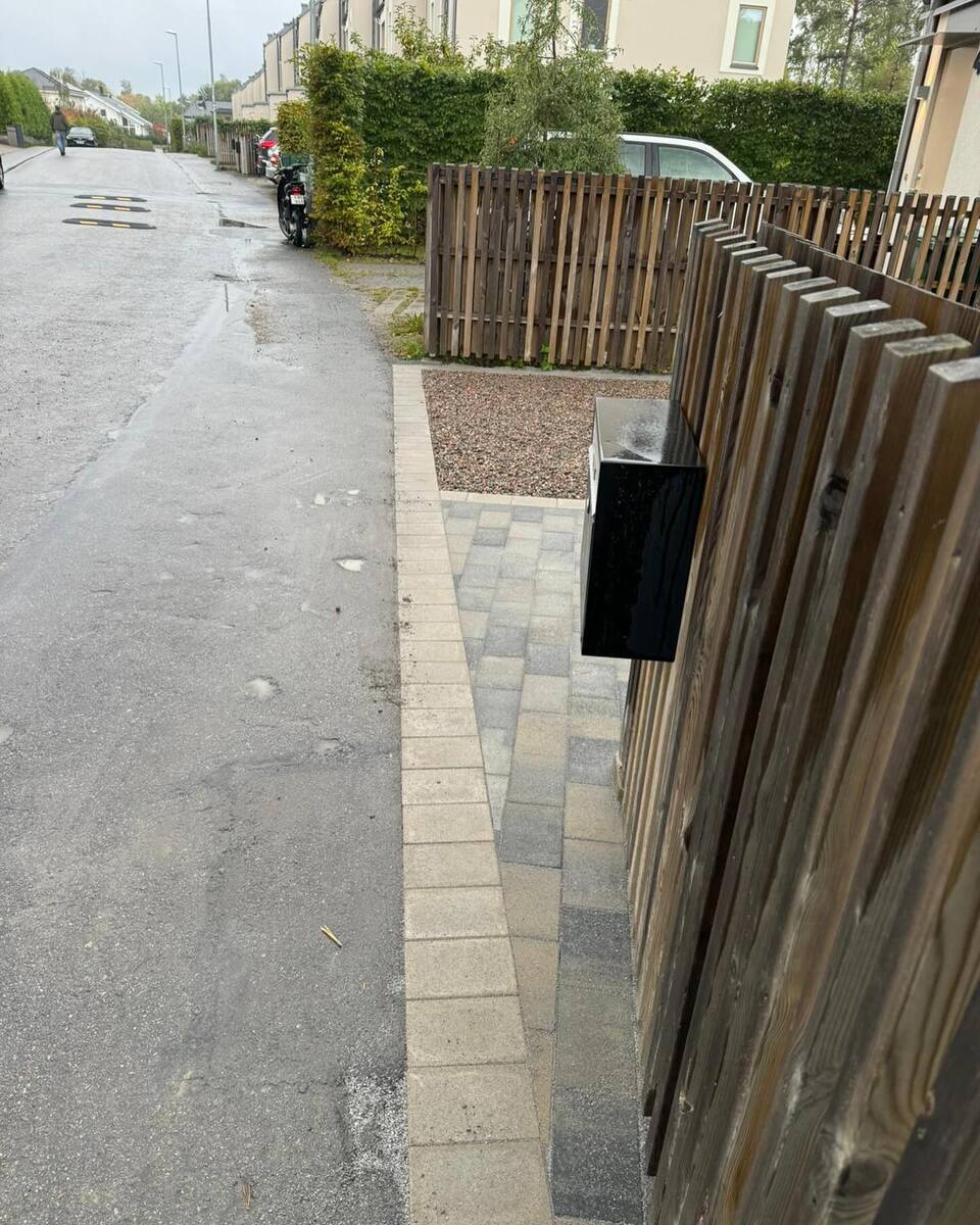 Ny plattläggning vid tomtgräns och infart – detaljerat markarbete vid radhus i Stockholm