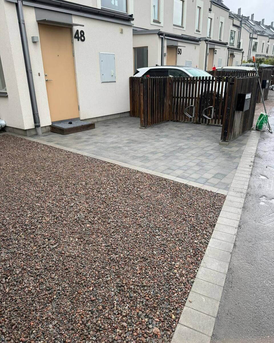 Ny stenlagd entré och grusad parkering vid radhus – finplanering och stensättning i Stockholm