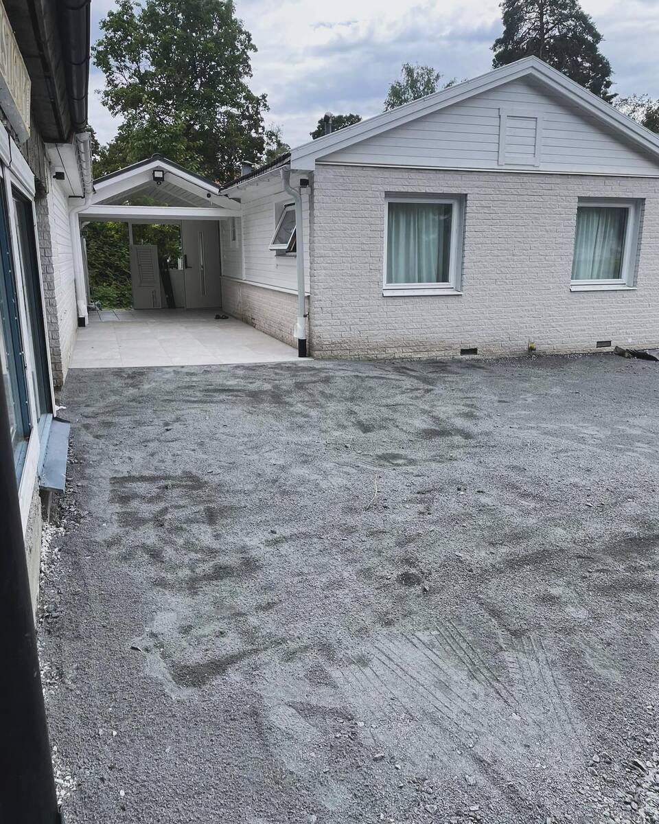 Förberedd infartsyta med grus för plattläggning eller asfaltering – markarbete vid villa i Täby