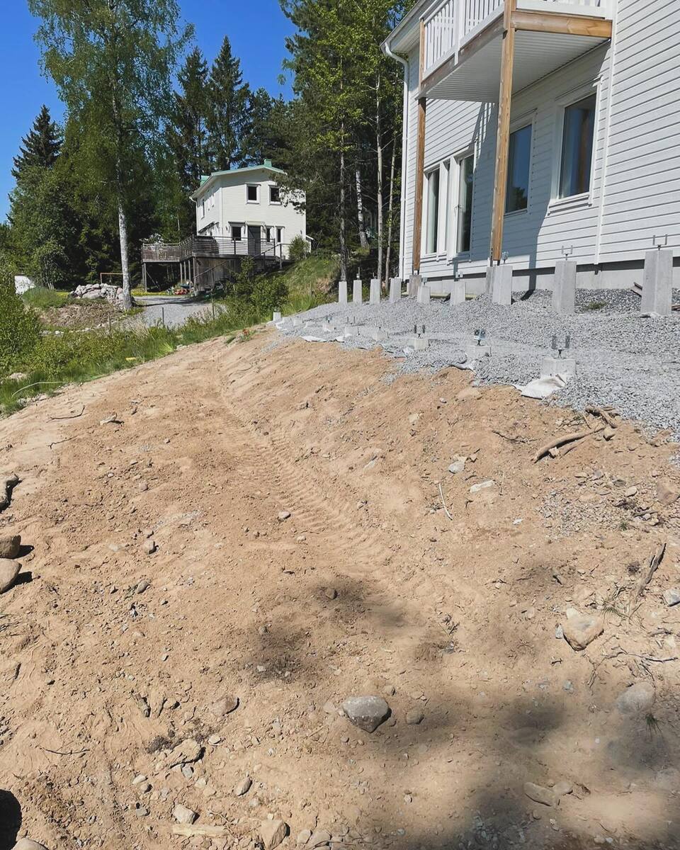 Markarbete och grävning inför grundläggning av villa – tomtplanering i Norrtälje