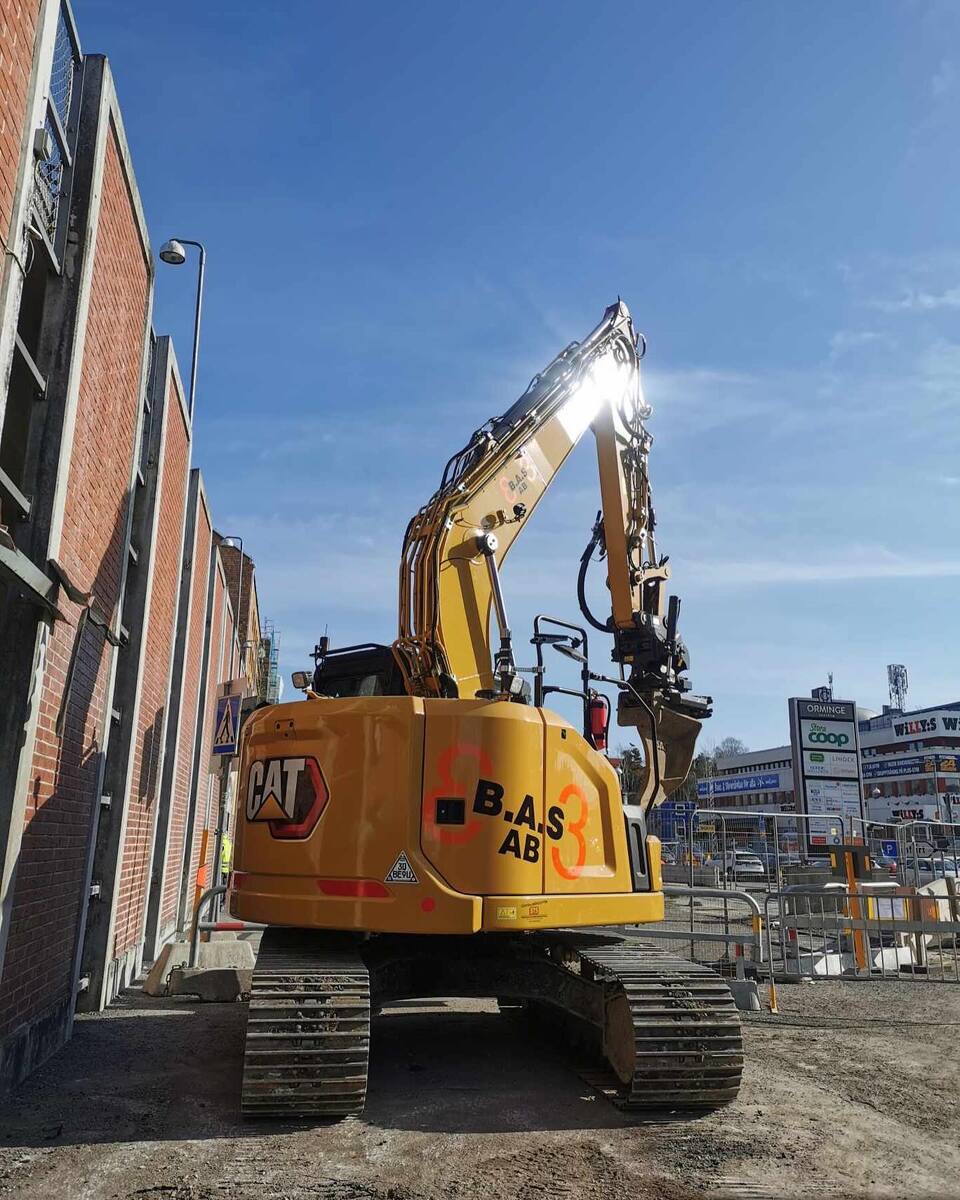 Schaktarbete med grävmaskin från 3BAS AB vid byggarbetsplats i Stockholm