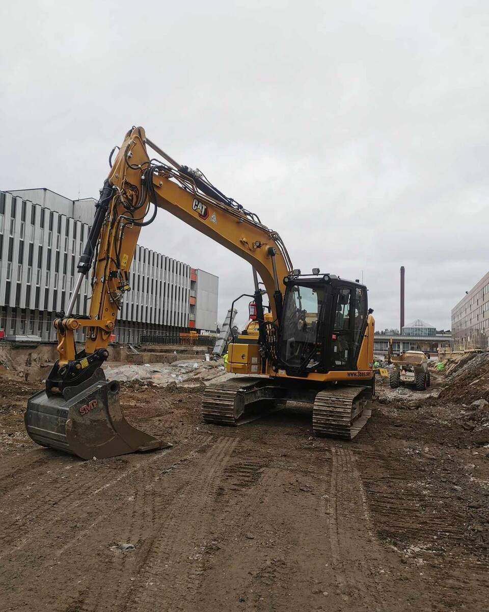 Schaktning med grävmaskin på byggarbetsplats i Stockholm – förberedelse av husgrund och infrastruktur