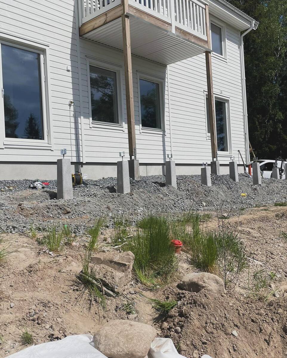 Markarbete och förberedelse inför grundläggning vid nybyggnation av villa i Stockholm